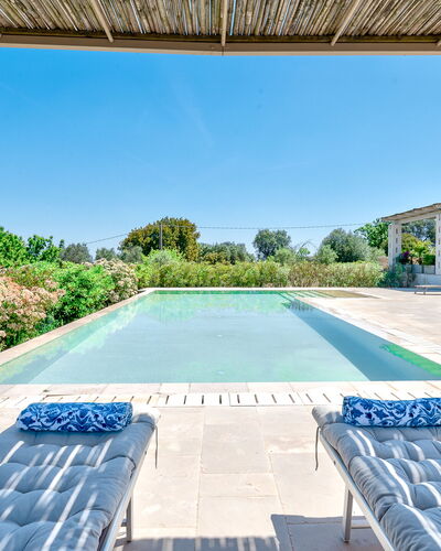 Villa Amelia Ostuni: Schwimmbad, Verbundwerkstoff, Resort, Gartenmöbel, Schatten, Outdoor Struktur, Stuhl, Eco Hotel, Landscaping, Pergola