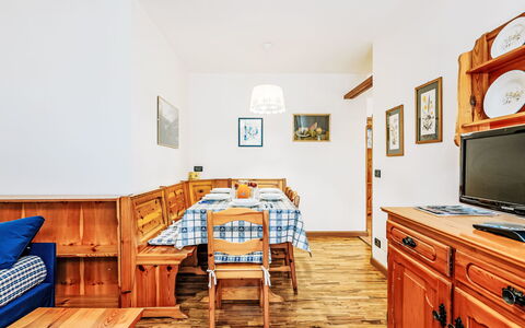Condominio Val di Fassa: Möbel, Tabelle, Cabinetry, Schublade, Gebäude, Holz, Interior Design, Orange, Bilderrahmen, Haus