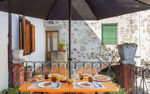 Casa Alice: Eigentum, Zimmer, Tabelle, Haus, Gebäude, Möbel, Interior Design, Grundeigentum, Zuhause, Terrasse