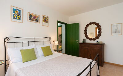 Croco: Möbel, Bett, Schlafzimmer, Interior Design, Wand, Flooring, Holz, Fussboden, Bettdecke, Bedding