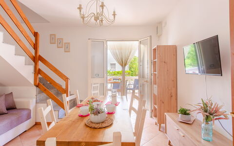 Villa Orchidea: Zimmer, Eigentum, Interior Design, Möbel, Haus, Gebäude, Grundeigentum, Wohnzimmer, Tabelle, Zuhause
