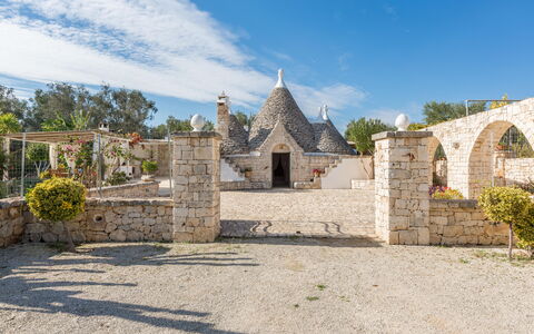 Trullo Suenn Con Piscina: Eigentum, Gebäude, Wand, Haus, Himmel, Grundeigentum, Die Architektur, Dorf, Urlaub, Ländliches Gebiet