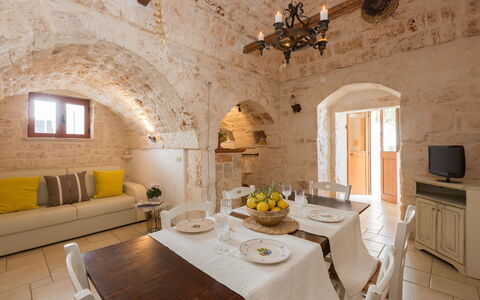 Trullo Suenn Con Piscina: Zimmer, Eigentum, Interior Design, Gebäude, Möbel, Wohnzimmer, Decke, Haus, Tabelle, Esszimmer