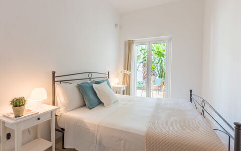Villetta Ferreri: Schlafzimmer, Bett, Möbel, Zimmer, Eigentum, Bettdecke, Bettrahmen, Interior Design, Bedding, Fussboden