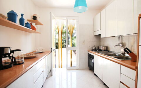Villa Irene: Zimmer, Eigentum, Countertop, Küche, Möbel, Interior Design, Gebäude, Haus, Cabinetry, Fussboden
