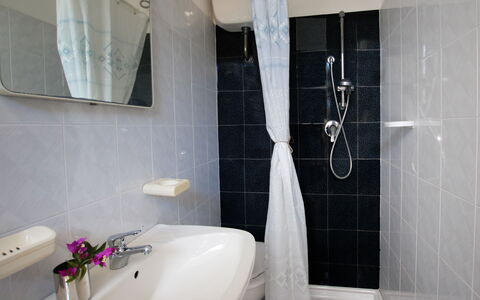 Villa Irene: Badezimmer, Eigentum, Zimmer, Fliese, Zapfhahn, Interior Design, Wand, Armatur, Badewanne, Fussboden