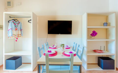 Villa Mezzaluna: Zimmer, Möbel, Regal, Rosa, Interior Design, Tabelle, Regale, Haus, Fussboden, Wohnzimmer