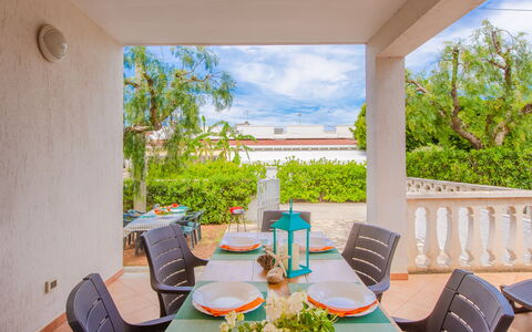 Villa Mezzaluna: Eigentum, Zimmer, Grundeigentum, Haus, Gebäude, Interior Design, Veranda, Tabelle, Urlaub, Möbel