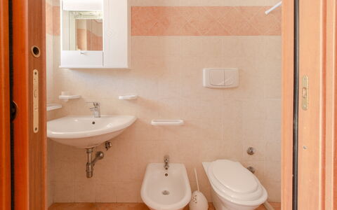 Villa Mezzaluna: Badezimmer, Eigentum, Zimmer, Armatur, Toilette, Wand, Toilleten Sitz, Fliese, Bad Zubehör, Die Architektur
