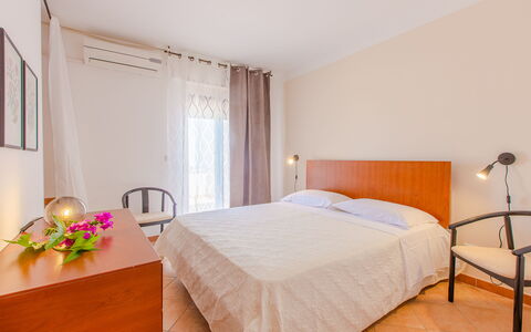 Villa Mezzaluna: Schlafzimmer, Bett, Zimmer, Möbel, Eigentum, Bettdecke, Bettrahmen, Interior Design, Fussboden, Bedding