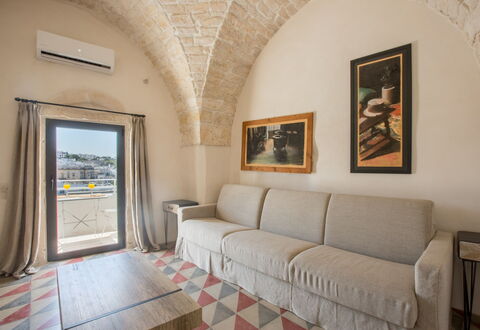 Zia Saby: Eigentum, Zimmer, Gebäude, Interior Design, Möbel, Grundeigentum, Haus, Fussboden, Wand, Wohnzimmer