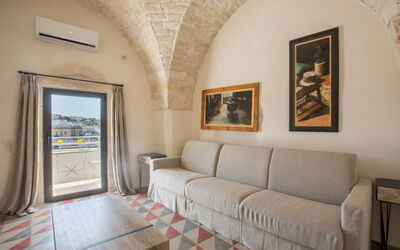 Zia Saby: Eigentum, Zimmer, Gebäude, Interior Design, Möbel, Grundeigentum, Haus, Fussboden, Wand, Wohnzimmer