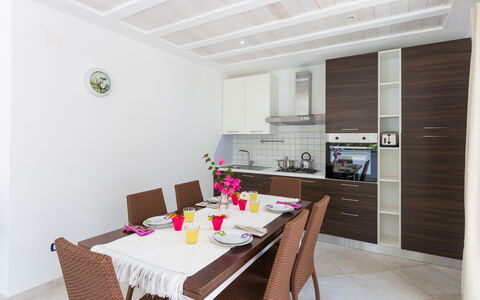 Casa Bianca: Zimmer, Eigentum, Möbel, Interior Design, Esszimmer, Gebäude, Tabelle, Haus, Grundeigentum, Fussboden