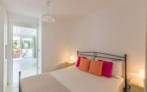 Casa Bianca: Schlafzimmer, Zimmer, Eigentum, Möbel, Bett, Bettrahmen, Interior Design, Gebäude, Bettdecke, Fussboden