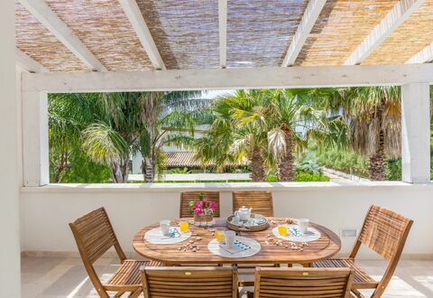 Casa Bianca: Eigentum, Zimmer, Decke, Interior Design, Haus, Grundeigentum, Gebäude, Möbel, Zuhause, Tabelle