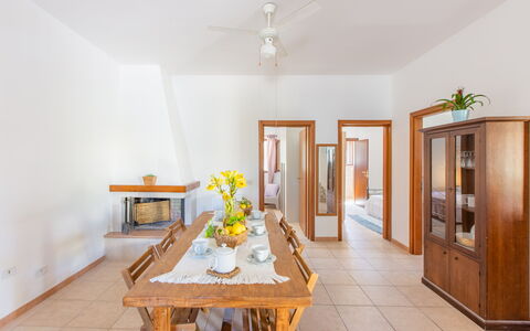 Villa Lidia Con Piscina: Eigentum, Zimmer, Möbel, Gelb, Interior Design, Haus, Gebäude, Esszimmer, Tabelle, Fussboden