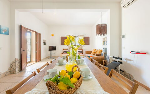 Villa Lidia Con Piscina: Zimmer, Eigentum, Interior Design, Wohnzimmer, Gelb, Möbel, Gebäude, Haus, Grundeigentum, Fussboden