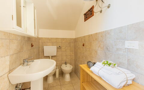 Villa Lidia Con Piscina: Badezimmer, Eigentum, Zimmer, Interior Design, Grundeigentum, Gebäude, Haus, Fliese, Fussboden, Die Architektur