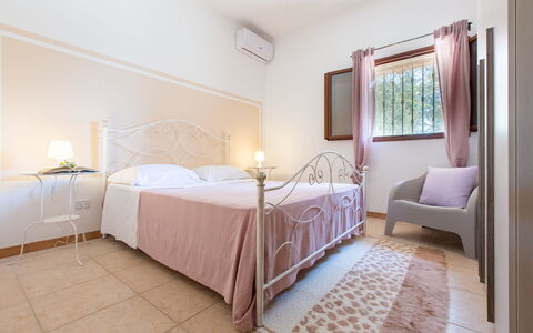 Villa Lidia Con Piscina: Schlafzimmer, Zimmer, Bett, Möbel, Eigentum, Bettdecke, Interior Design, Bettrahmen, Fussboden, Suite