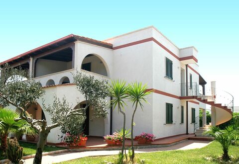 Prato Inglese Destro: Pflanze, Gebäude, Himmel, Eigentum, Fenster, Haus, Grundstueck, Baum, Nachbarschaft, Wohngebiet