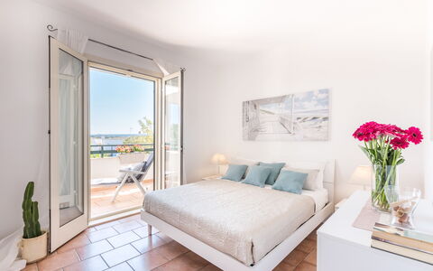 Appartamento Panorama Sul Mare: Möbel, Eigentum, Zimmer, Schlafzimmer, Interior Design, Bett, Gebäude, Grundeigentum, Haus, Suite