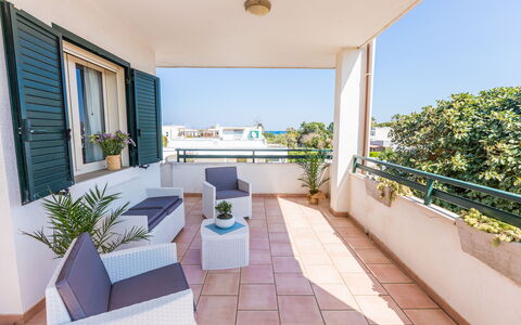 Appartamento Panorama Sul Mare: Eigentum, Gebäude, Grundeigentum, Haus, Zimmer, Zuhause, Balkon, Interior Design, Möbel, Die Architektur