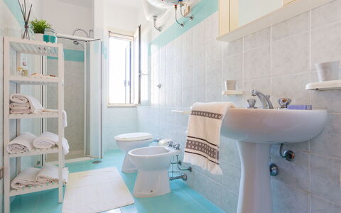Appartamento Panorama Sul Mare: Badezimmer, Zimmer, Eigentum, Blau, Türkis, Toilleten Sitz, Armatur, Badewanne, Interior Design, Fliese