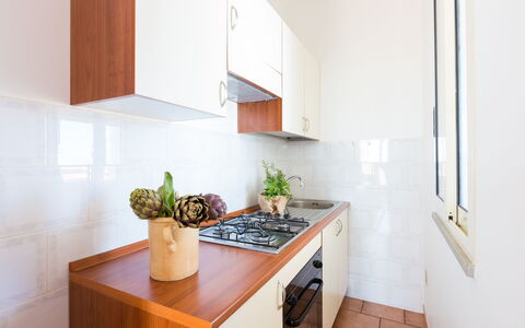 Appartamento Panorama Sul Mare: Eigentum, Zimmer, Möbel, Interior Design, Grundeigentum, Zimmerpflanze, Küche, Haus, Gebäude, Fussboden