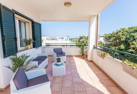 Appartamento Panorama Sul Mare: Eigentum, Gebäude, Grundeigentum, Haus, Zimmer, Zuhause, Balkon, Interior Design, Möbel, Die Architektur