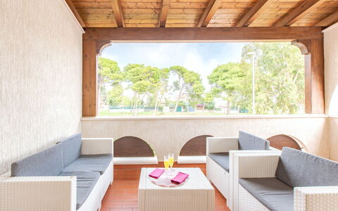 Prato Inglese Sinistro: Eigentum, Couch, Holz, Schatten, Himmel, Interior Design, Wohnzimmer, Baum, Pflanze, Fussboden