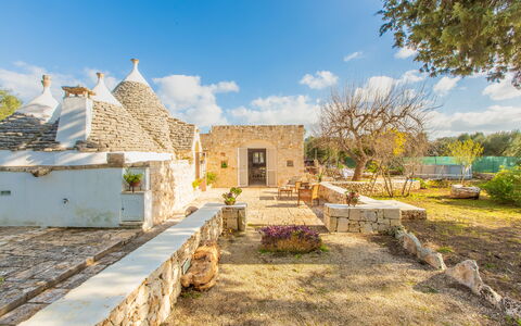 Trullo Con Piscina Per Bambini: Himmel, Wolke, Pflanze, Gebäude, Baum, Hütte, Landschaft, Fenster, Wohngebiet, Dach