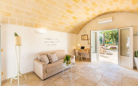 Trullo Con Piscina Per Bambini: Möbel, Eigentum, Pflanze, Zimmerpflanze, Stuhl, Interior Design, Komfort, Holz, Couch, Tabelle