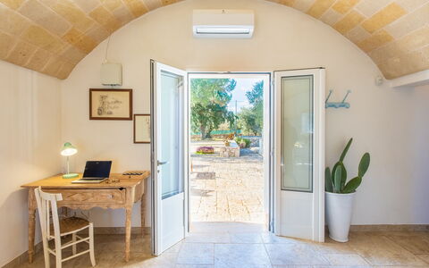 Trullo Con Piscina Per Bambini: Pflanze, Gebäude, Möbel, Zimmerpflanze, Fenster, Tabelle, Holz, Blumentopf, Interior Design, Tür