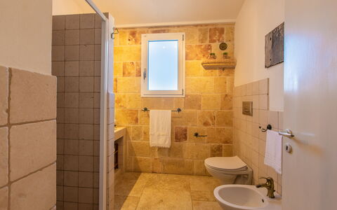 Trullo Con Piscina Per Bambini: Eigentum, Armatur, Sinken, Zapfhahn, Badezimmer, Bad Sink, Gebäude, Lila, Interior Design