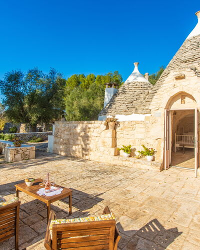 Trullo Con Piscina Per Bambini: Himmel, Pflanze, Möbel, Eigentum, Gebäude, Tabelle, Baum, Stuhl, Gartenmöbel, Hütte