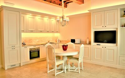 Sole di Vino - 5: Cabinetry, Möbel, Eigentum, Countertop, Stuhl, Haushaltsgerät, Holz, Küche, Interior Design, Beleuchtung