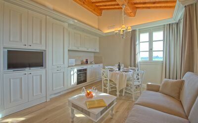 Sole di Vino - 2: Zimmer, Eigentum, Möbel, Interior Design, Gebäude, Wohnzimmer, Decke, Fussboden, Zuhause, Gelb