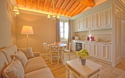 Sole di Vino - 4: Zimmer, Eigentum, Möbel, Interior Design, Decke, Gebäude, Wohnzimmer, Gelb, Haus, Grundeigentum