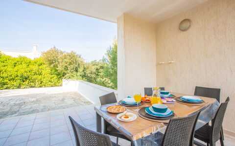 Villa Salento: Möbel, Tabelle, Eigentum, Pflanze, Geschirr, Gebäude, Stuhl, Holz, Interior Design, Beleuchtung