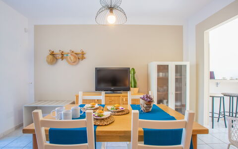Villa Salento: Tabelle, Möbel, Eigentum, Stuhl, Azurblau, Holz, Beleuchtung, Interior Design, Fussboden, Haus