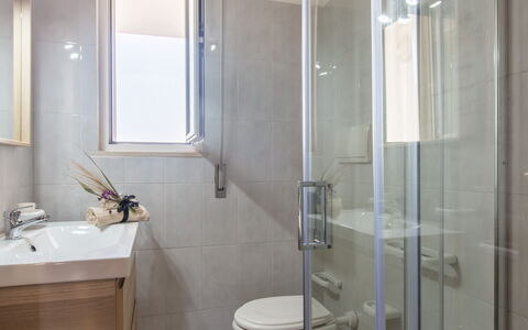 Villa Salento: Armatur, Zapfhahn, Eigentum, Sinken, Gebäude, Badezimmer, Duschtür, Fenster, Bad Sink