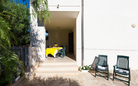 Villa Brigida: Eigentum, Haus, Gelb, Zuhause, Gebäude, Grundeigentum, Zimmer, Fussboden, Tür, Baum