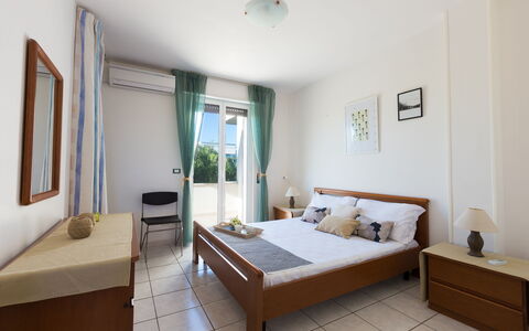 Villa Brigida: Schlafzimmer, Zimmer, Möbel, Eigentum, Bett, Gebäude, Interior Design, Bettrahmen, Bettdecke, Haus
