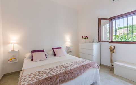 Lamia Di Nonna Mena: Schlafzimmer, Zimmer, Bett, Möbel, Eigentum, Bettdecke, Bettrahmen, Interior Design, Bedding, Matratze