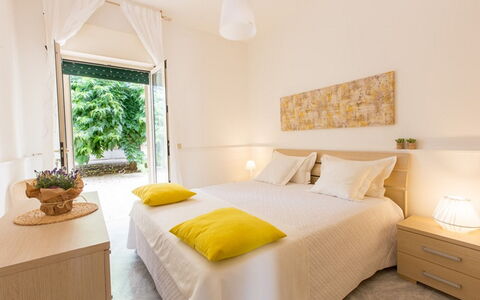 Villa Nettuno: Schlafzimmer, Möbel, Zimmer, Bett, Eigentum, Interior Design, Bettdecke, Gelb, Bettrahmen, Wand