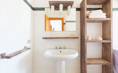 Villa Stelladali: Badezimmer, Eigentum, Zimmer, Badezimmerschrank, Bad Sink, Bad Zubehör, Armatur, Regal, Interior Design, Sinken