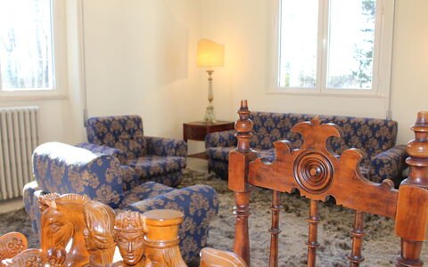 Villa La Casa Bianca: Zimmer, Orange, Möbel, Wohnzimmer, Eigentum, Zuhause, Gelb, Tabelle, Haus, Stuhl