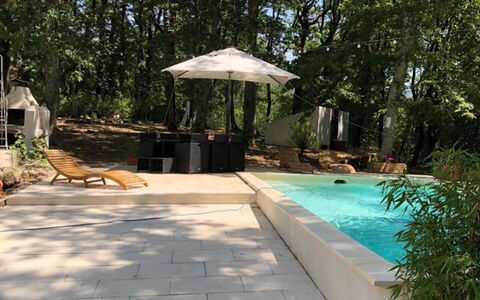 Villa La Casa Bianca: Pflanze, Eigentum, Schwimmbad, Schatten, Wasser, Baum, Gartenmöbel, Regenschirm, Freizeit, Arecales