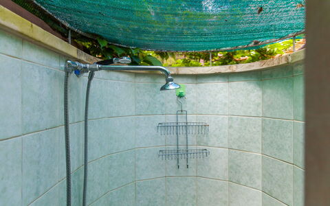 Villa Victory: Grün, Fliese, Badezimmer, Wasser, Zimmer, Dusche, Die Architektur, Glas, Armatur