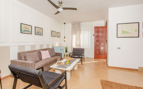 La Terrazza Vista Mare Di Marco: Zimmer, Eigentum, Möbel, Wohnzimmer, Interior Design, Gebäude, Fussboden, Grundeigentum, Decke, Gelb
